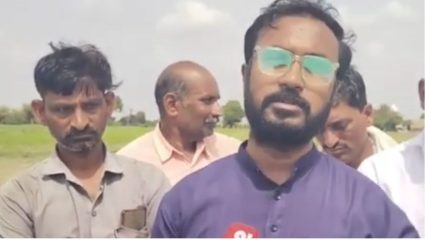 Akola: रेल्वेच्या कामामुळे ३०० एकर शेती पाण्याखाली! हिवरखेडमध्ये संतप्त शेतकऱ्यांचे ‘जलसमाधी’ आंदोलन