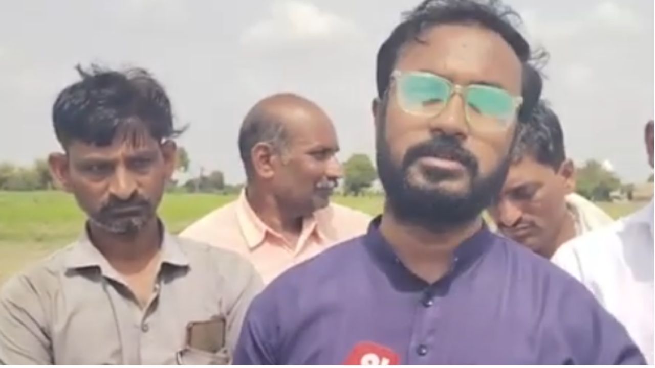 Akola: रेल्वेच्या कामामुळे ३०० एकर शेती पाण्याखाली! हिवरखेडमध्ये संतप्त शेतकऱ्यांचे ‘जलसमाधी’ आंदोलन