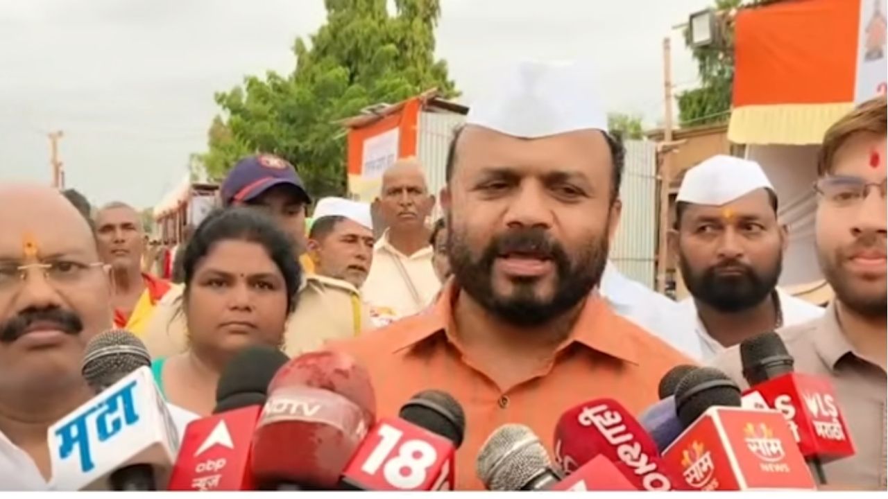 Jaykumar Gore Bullet : सोलापूरचे पालकमंत्री जयकुमार गोरे थेट बुलेटवरून विठ्ठल दर्शन रांगेत!