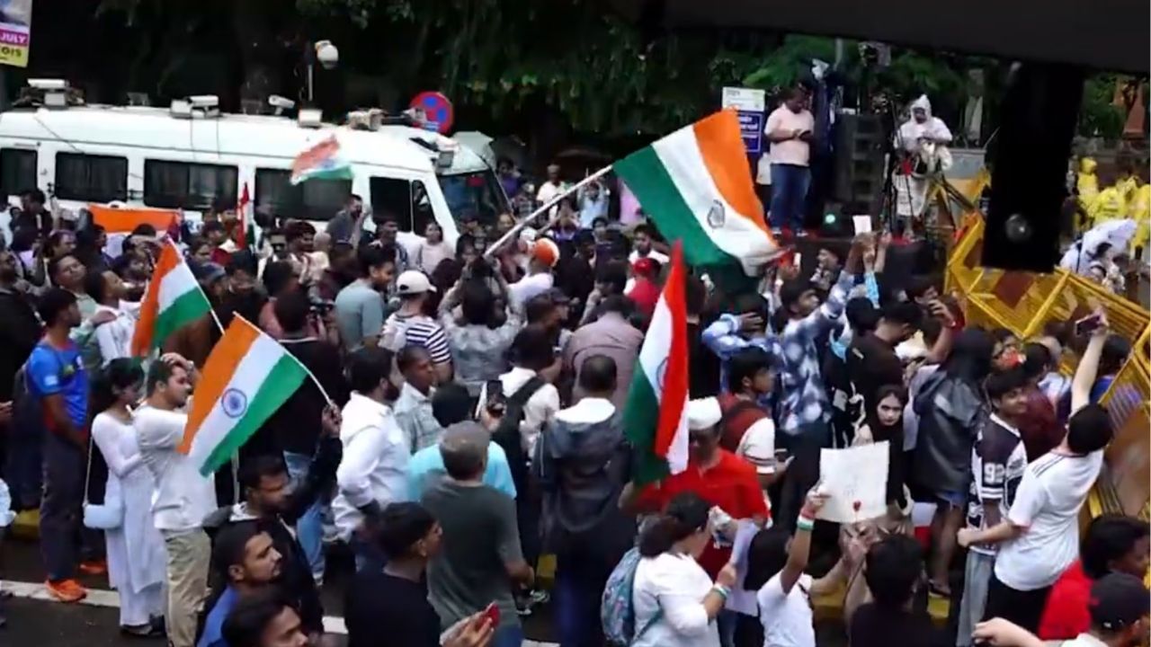देशभर गाजलेल्या विद्यार्थी आंदोलनानंतर केंद्रीय शिक्षणमंत्री धर्मेंद्र प्रधान यांनी पदाचा राजीनामा दिला. या घडामोडीनंतर अनेक ठिकाणी विद्यार्थ्यांनी आनंद व्यक्त करत जल्लोष केला. हा विजय विद्यार्थ्यांच्या एकजुटीचा असल्याची भावना अनेकांनी व्यक्त केली.