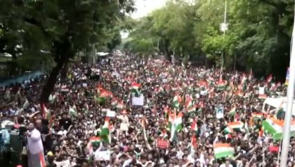Thackeray Brothers Congratulate Protesting: मुंबईत विजयाचा जल्लोष! शिवतीर्थावर युवकांची गर्दी, घोषणाबाजीने परिसर दणाणला