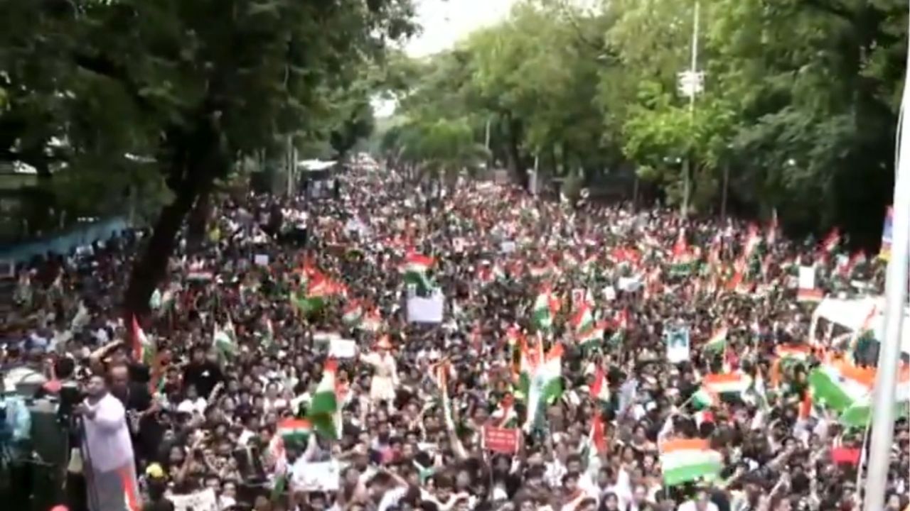 Thackeray Brothers Congratulate Protesting: मुंबईत विजयाचा जल्लोष! शिवतीर्थावर युवकांची गर्दी, घोषणाबाजीने परिसर दणाणला