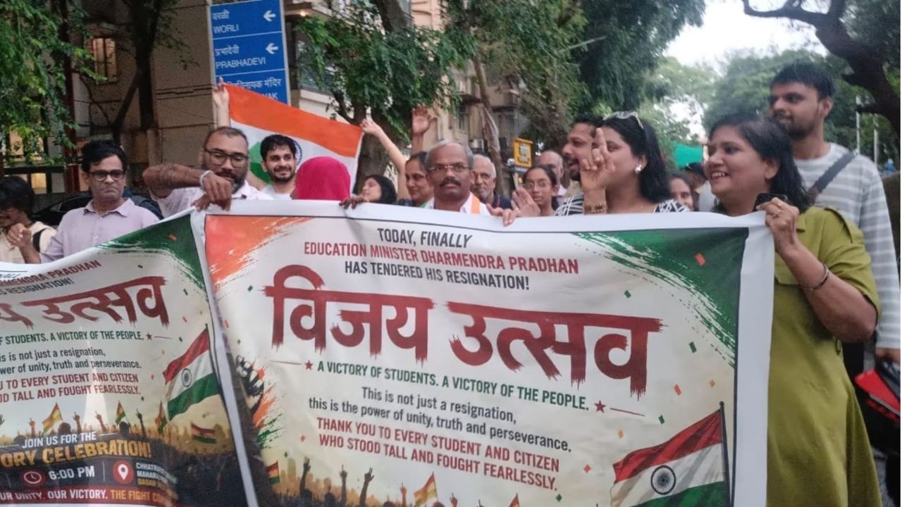 रविवारी मुंबईत विद्यार्थ्यांच्या आंदोलनाच्या यशानिमित्त विशेष कार्यक्रम आयोजित करण्यात आला. या कार्यक्रमात उद्धव ठाकरे आणि राज ठाकरे उपस्थित राहिले. दोन्ही नेत्यांनी विद्यार्थ्यांच्या एकजुटीचे कौतुक करत त्यांच्या संघर्षाचे अभिनंदन केले.