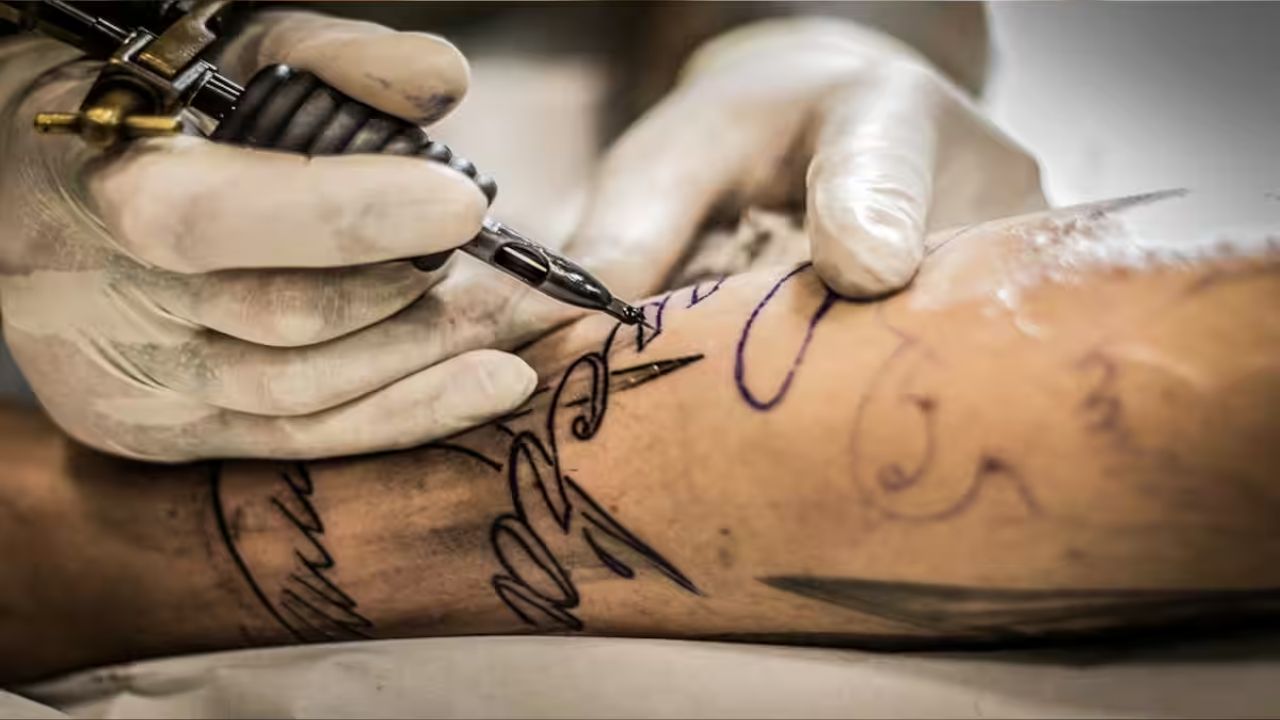 Government Job Tattoo Policy: टॅटूमुळे मेडिकल टेस्टमध्ये होणार रिजेक्ट? लेझरने टॅटू हटवल्यास मिळेल का नोकरी?