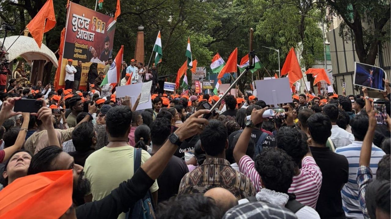 धर्मेंद्र प्रधान यांच्या राजीनाम्याची बातमी समोर येताच दिल्लीतील जंतर-मंतरपासून ते अनेक शहरांमध्ये विद्यार्थ्यांनी आनंद साजरा केला. घोषणाबाजी, टाळ्यांचा गजर आणि एकमेकांचे अभिनंदन करत आंदोलनातील सहभागींचा उत्साह पाहायला मिळाला.