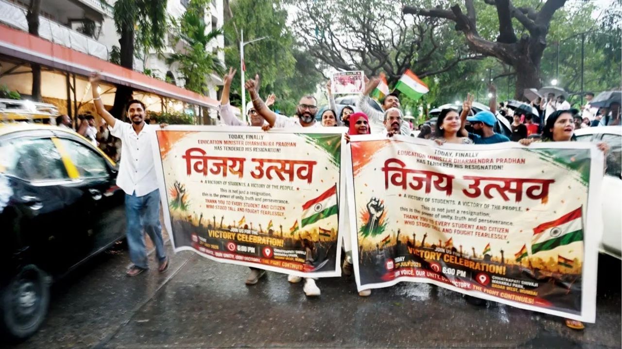 विद्यार्थ्यांच्या आंदोलनाला महाराष्ट्रातून ठाकरेबंधूनी उघड पाठिंबा दिला होता. विद्यार्थ्यांचा आवाज दाबला जाऊ नये, अशी भूमिका दोन्ही नेत्यांनी सातत्याने मांडली होती.