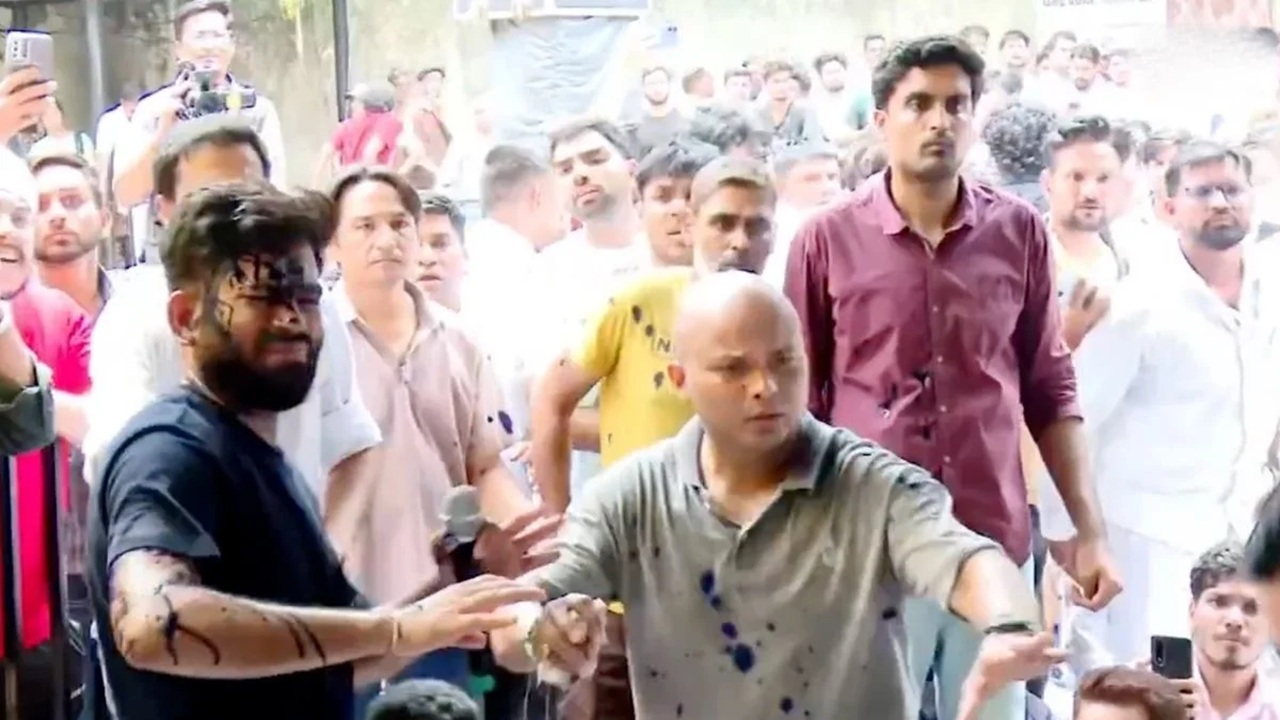 Abhijeet Dipke : सोनम वांगचुक यांना हटवल्यानंतर जंतर-मंतरवरील आंदोलन पेटले; अभिजीत दिपकेंवर शाईफेक, उपोषणाची घोषणा