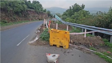 Navarashtra Impact: करंजी घाटातील धोकादायक रस्त्याची दखल; ‘नवराष्ट्र’च्या पाठपुराव्यानंतर प्रशासनाची तातडीची कारवाई