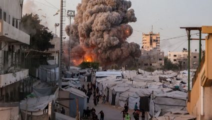 Gaza : गाझामध्ये इस्रायली हवाई हल्ल्याचा थरार! अल-मुत्ताकीन मशीद जमीनदोस्त; हमासचे शस्त्रागार असल्याचा IDFचा दावा