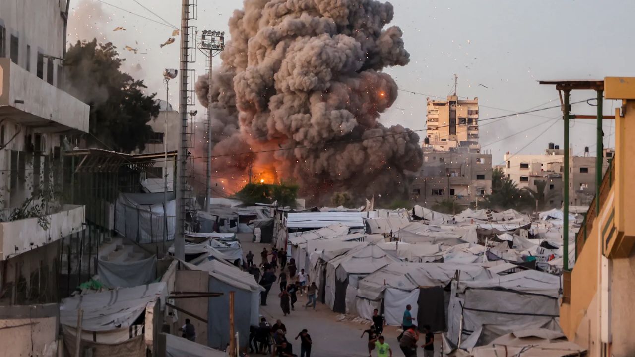 Gaza : गाझामध्ये इस्रायली हवाई हल्ल्याचा थरार! अल-मुत्ताकीन मशीद जमीनदोस्त; हमासचे शस्त्रागार असल्याचा IDFचा दावा