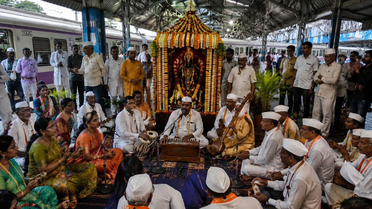 Ashadhi Ekadashi 2026: रेल्वे स्थानकांवरील आषाढी एकादशी उत्सवाची परंपरा; भजन, कीर्तन आणि हरिनामाने दुमदुमते वातावरण