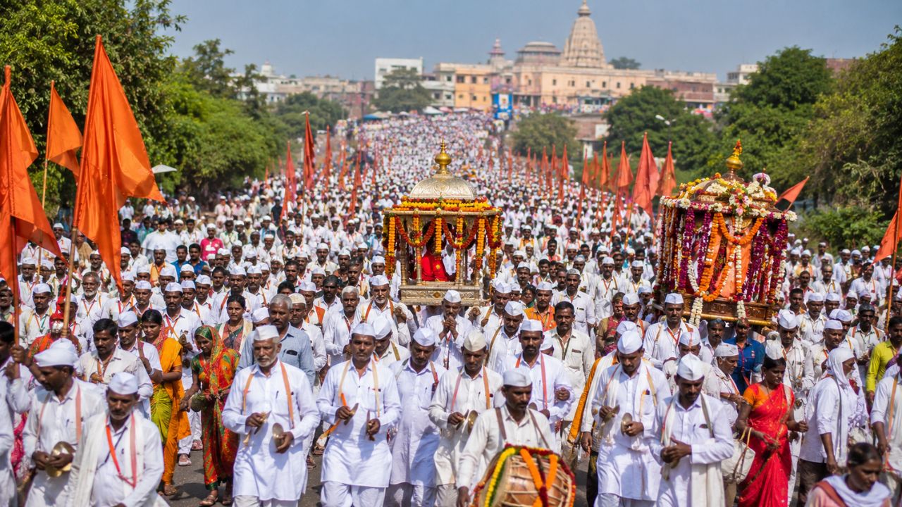 Ashadhi Wari 2026: पंढरपूरच्या वारीचा इतिहास, दिंडी परंपरा आणि वारकरी संप्रदायाचे महत्त्व जाणून घ्या
