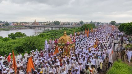 Ashadhi Wari 2026: वारीत पाय लागल्यानंतर ‘माऊली, चला पुढे’ का म्हणतात? जाणून घ्या वारकरी परंपरेचे तत्त्वज्ञान