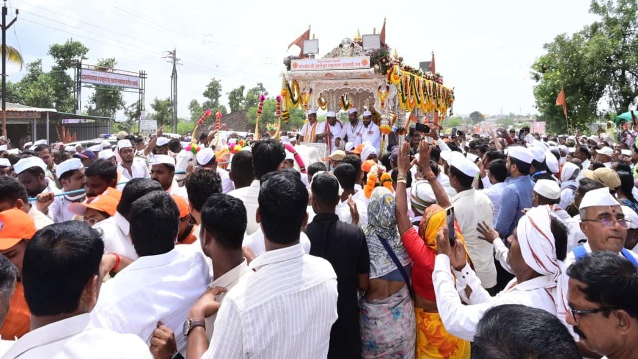 चांदोबाच्या लिंब येथे संत ज्ञानेश्वर महाराजांच्या पालखीचे पहिले उभे रिंगण; लाखो वारकऱ्यांच्या साक्षीने अश्वांची नेत्रदीपक दौड