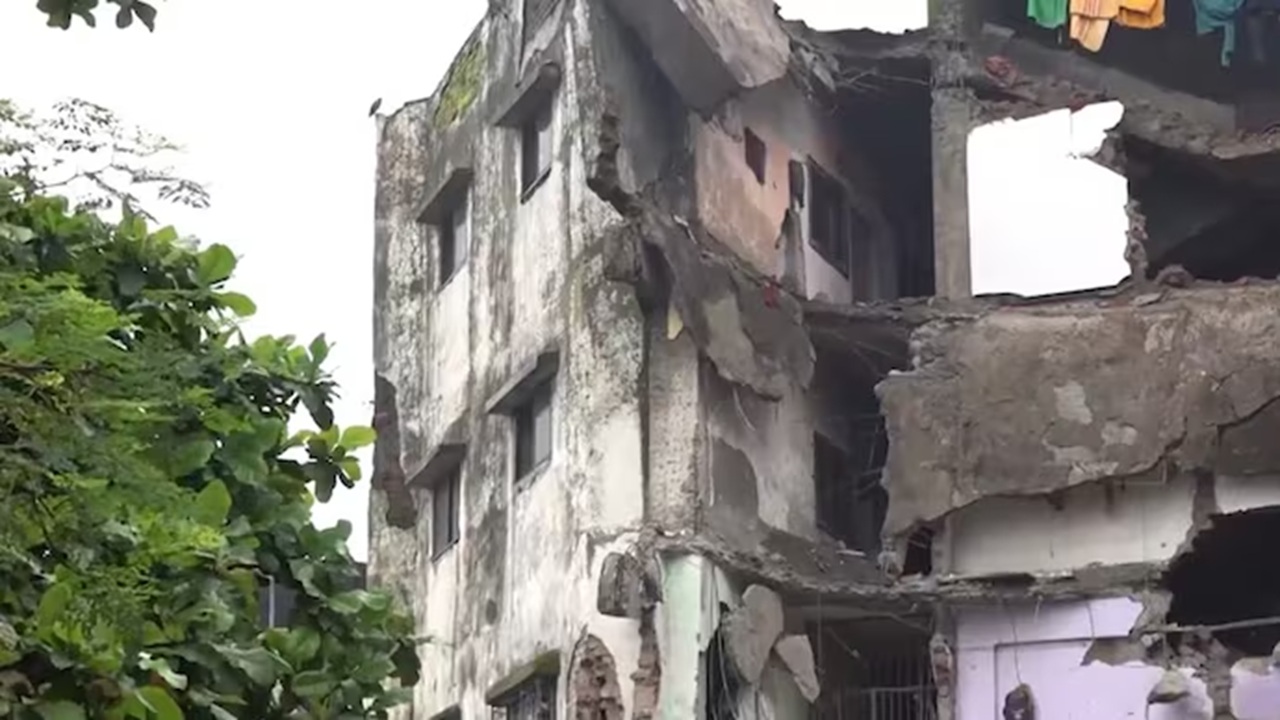 Bhiwandi Building Collapsed: भिवंडी दुर्घटनेवर सरकार ॲक्शन मोडमध्ये! दोषींवर कठोर कारवाईचे आदेश, मृतांच्या कुटुंबीयांना आर्थिक मदत