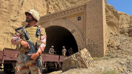 Pak-Baloch Conflict : बलुचिस्तानमध्ये BLA चा मोठा हल्ला; पाकिस्तानच्या लष्करी तळावर आत्मघाती स्फोट; ३० सैनिक ठार 