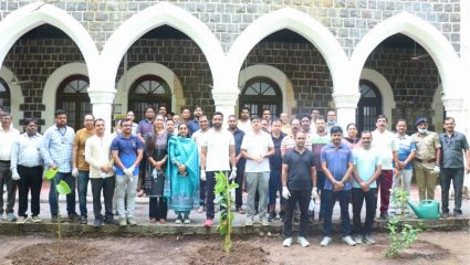 Jalgaon News: स्वच्छतेचा वसा, हरिततेचा ध्यास! जिल्हाधिकारी रोहन घुगे यांच्या हस्ते वृक्षारोपणाचा उपक्रम