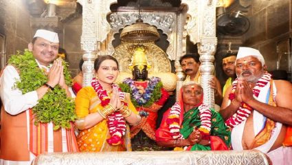 Ashadhi Ekadashi : मुख्यमंत्री देवेंद्र फडणवीस यांच्या हस्ते सपत्नीक विठुरायाची शासकीय महापूजा; पंढरपुरात विठुरायाचा जयघोष