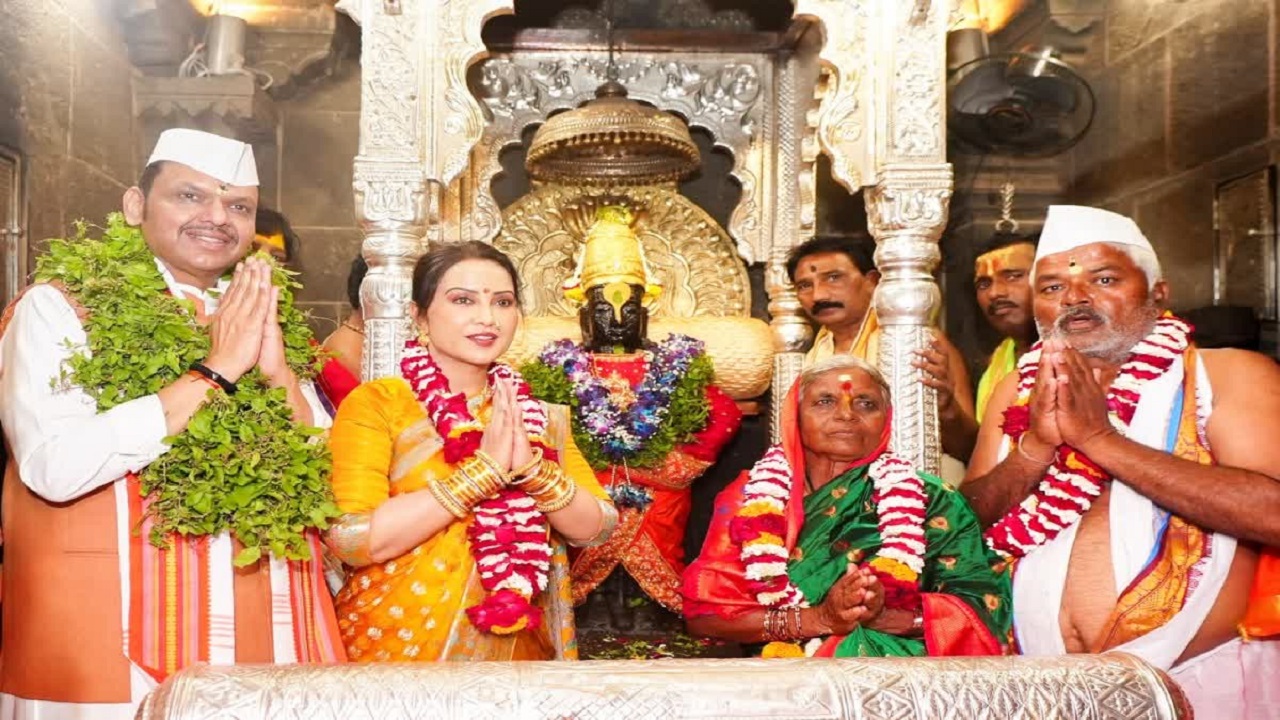 Ashadhi Ekadashi : मुख्यमंत्री देवेंद्र फडणवीस यांच्या हस्ते सपत्नीक विठुरायाची शासकीय महापूजा; पंढरपुरात विठुरायाचा जयघोष