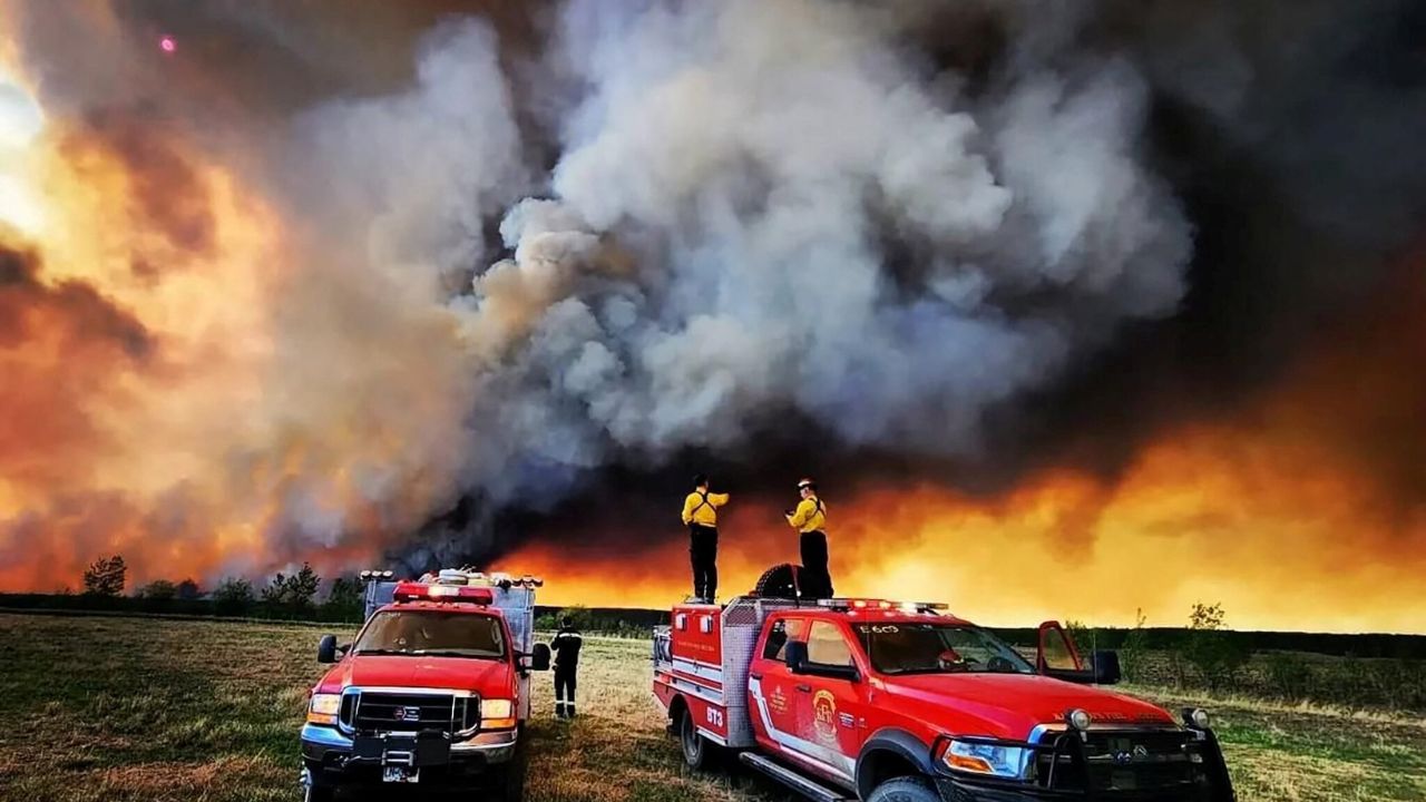 Canada Wildfire : कॅनडात वणव्याचा भीषण कहर! आगीच्या विळख्यात ट्रेन सापडली अन्…, थरारक दृश्यांचे VIDEO समोर