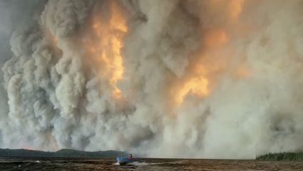 Canada Wildfires : कॅनडामध्ये 850 ठिकाणी आगीने घातले थैमान; हजारो घरे जळून खाक; विषारी धूर थेट अमेरिकेपर्यंत पोहोचला