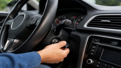 Car Driving Tips : कार स्टार्ट केल्यावर लगेच ड्राइव्ह करणे ठरू शकते महागात; ‘३० सेकंदांचा नियम’ वाचवू शकतो लाखोंचा खर्च