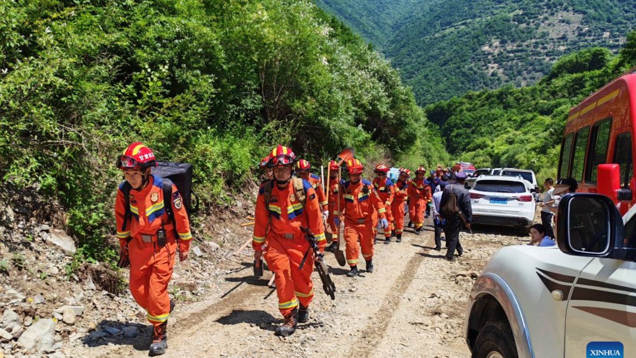 China Landslide : चीनमध्ये मोठी दुर्घटना! गान्सू प्रांतात भूस्खलन; २१ जणांचा दुर्दैवी मृत्यू