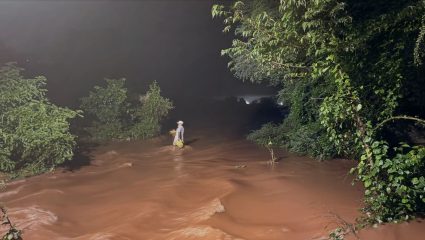 Chiplun Flood News : अचानक वाढलेल्या वशिष्ठीच्या पाण्यात अडकले कुटुंब , एनरॉन परिसरातील थरार प्रसंग