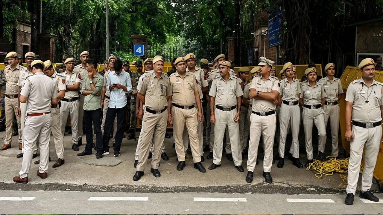 Delhi Police: दिल्लीत हाय अलर्ट! वरिष्ठांपासून कॉन्स्टेबलपर्यंत…; आंदोलनाच्या पार्श्वभूमीवर दिल्ली पोलिसांचा मोठा निर्णय