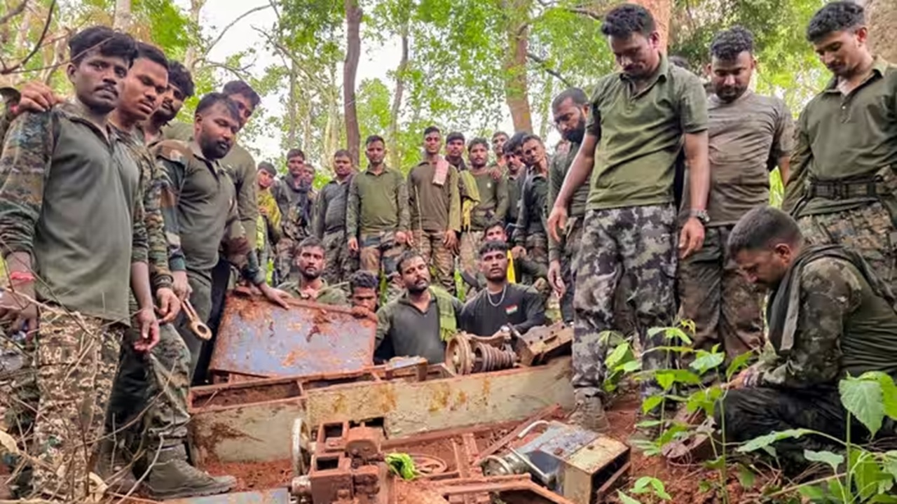 Gadchiroli Naxal Threat : लाल कापड, पांढरी पत्रके अन् नक्षलवाद्यांची धमकी; गडचिरोलीतील खाण कंपन्यांना काम थांबवण्याचा इशारा