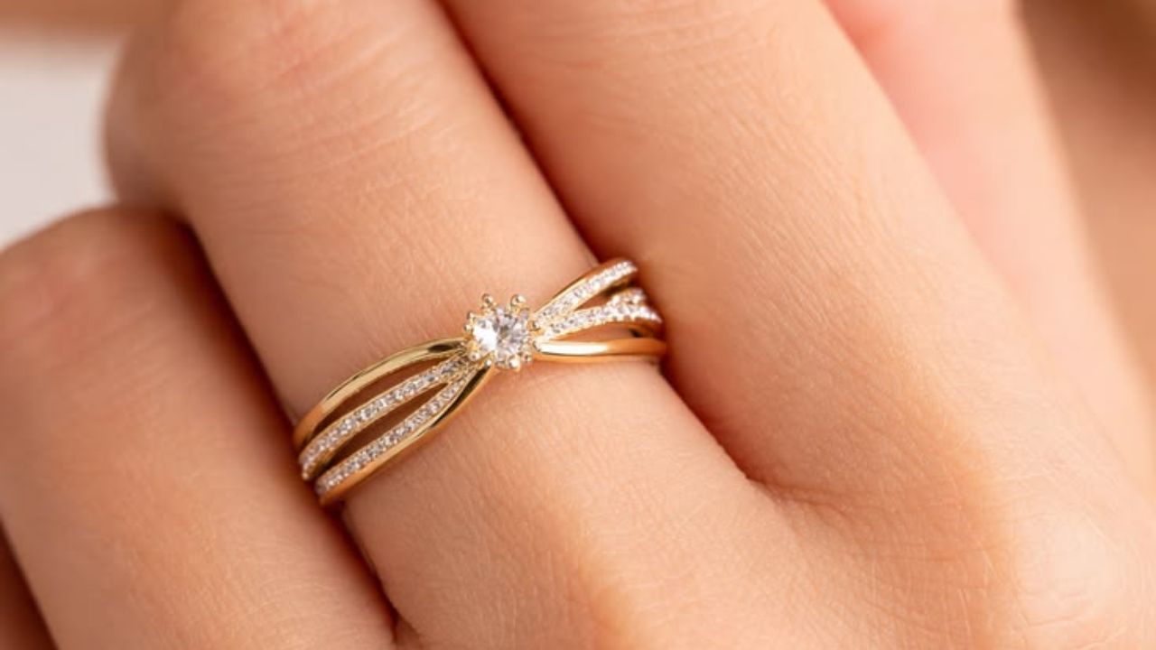 Gold Ring Tips: चुकीच्या बोटात सोन्याची अंगठी घातल्याने शनिचा प्रभाव वाढतो का? जाणून घ्या ज्योतिषशास्त्रीय नियम