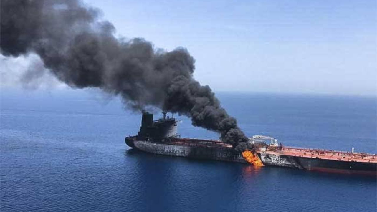 Hormuz Attacks : होर्मुझमध्ये तणाव वाढला! सलग तीन व्यापारी जहाजांना लक्ष्य; कतारच्या जहाजावरील हल्ल्यातून थोडक्यात बचावले भारतीय