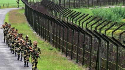 India-Bangladesh: सीमेवर लष्करी हालचाली वाढल्या; BSF आणि BGB आमनेसामने; ‘पुश-इन’वरून बांगलादेशचे गंभीर आरोप
