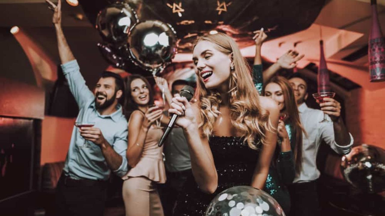 International Karaoke Day: संगीताची जादू आणि सुप्त कलाकारांचा उत्सव; वाचा १९ जुलैला का साजरा केला जातो ‘आंतरराष्ट्रीय कराओके दिन’?
