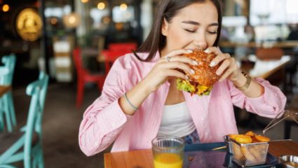 World Junkfood Day : चटकदार चवीची मोठी किंमत! जंक फूडची सवय ठरतेय आरोग्यासाठी घातक, तज्ज्ञांचा सावधानतेचा इशारा