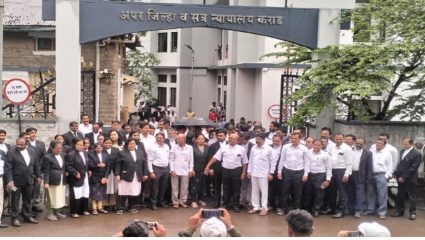 जंतरमंतरवरील लाठीमाराचा कराडात निषेध; काम बंद आंदोलन करत कोर्टाच्या प्रवेशद्वारावरच वकिलांची घोषणाबाजी