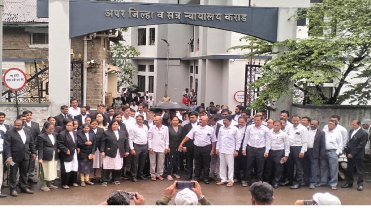 जंतरमंतरवरील लाठीमाराचा कराडात निषेध; काम बंद आंदोलन करत कोर्टाच्या प्रवेशद्वारावरच वकिलांची घोषणाबाजी