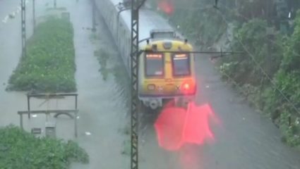 Karjat Lonavala Landslide: मुसळधार पावसाचा रेल्वेला फटका; कर्जत-खोपोली लोकल सेवा ठप्प, इतर मार्गांवर विलंब