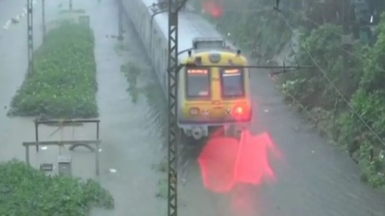 Karjat Lonavala Landslide: मुसळधार पावसाचा रेल्वेला फटका; कर्जत-खोपोली लोकल सेवा ठप्प, इतर मार्गांवर विलंब