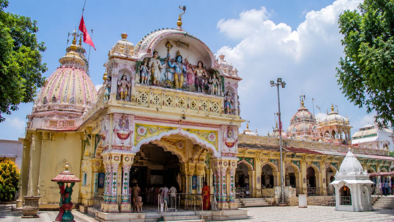 Krishna Temple: या मंदिरात लाडू नव्हे, तर प्रसाद म्हणून मिळते पवित्र माती; श्रीकृष्णाच्या अद्भुत बाललीलेशी खास आहे संबंध
