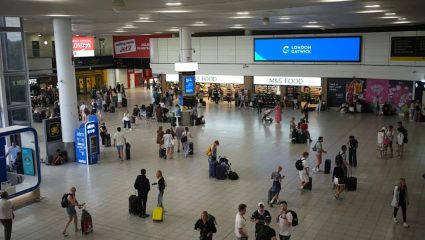 Gatwick Airport: लंडन विमानतळावर मोठा गोंधळ; पाणी संपले अन् दोन्ही टर्मिनलमधील स्वच्छतागृहे, रेस्टॉरंट्स बंद, प्रवाशांचा संताप