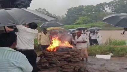 भर पावसात उघड्यावर अंत्यसंस्कार, मृत्यूनंतरही मरणयातना; मावळातील ऑर्डव गावातील विदारक वास्तव
