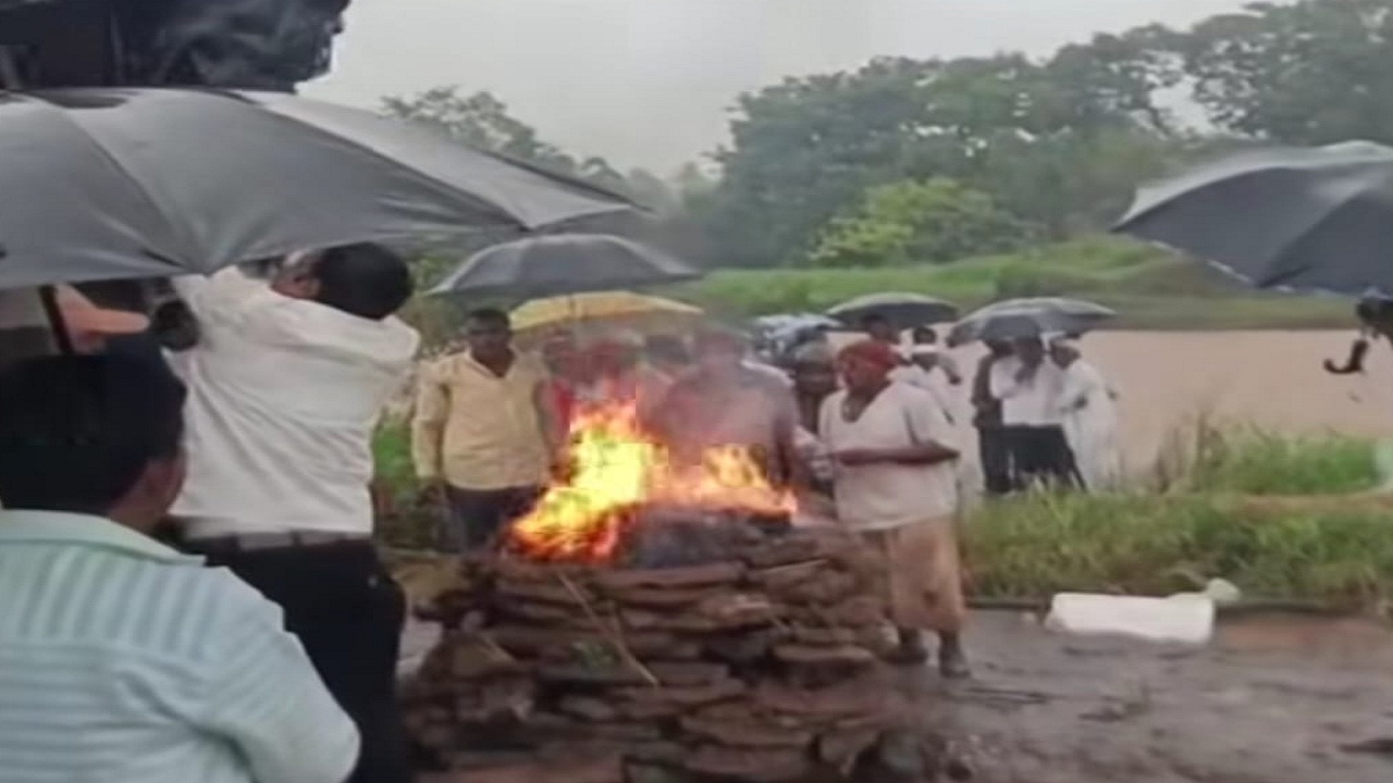 भर पावसात उघड्यावर अंत्यसंस्कार, मृत्यूनंतरही मरणयातना; मावळातील ऑर्डव गावातील विदारक वास्तव