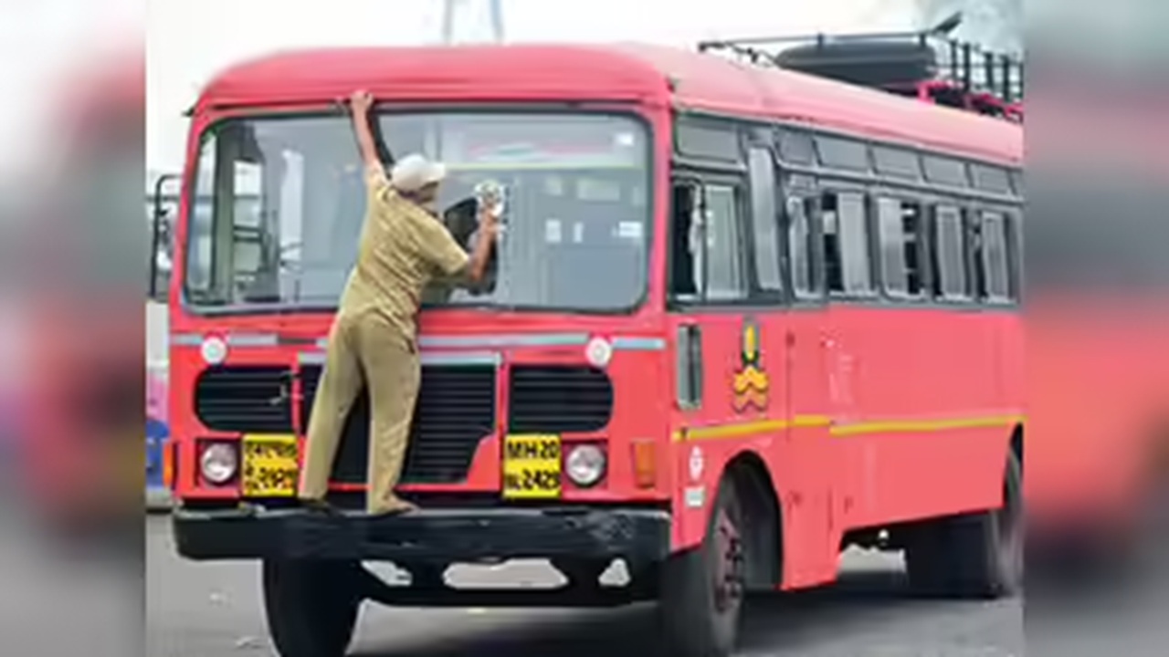 ST Employees Salary : ‘राजा उदार झाला, हाती भोपळा दिला’; एसटी कर्मचाऱ्यांच्या वेतनवाढीवरून सरकारवर निशाणा