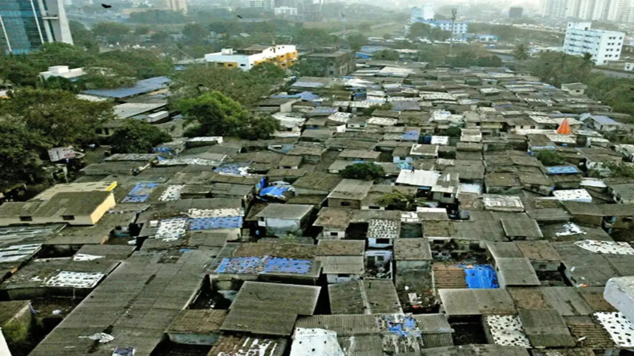 Slum Rehabilitation: झोपडपट्टी पुनर्वसनाचा मार्ग मोकळा!  फडणवीसांकडून नव्या गृहनिर्माण धोरणाला मंजुरी