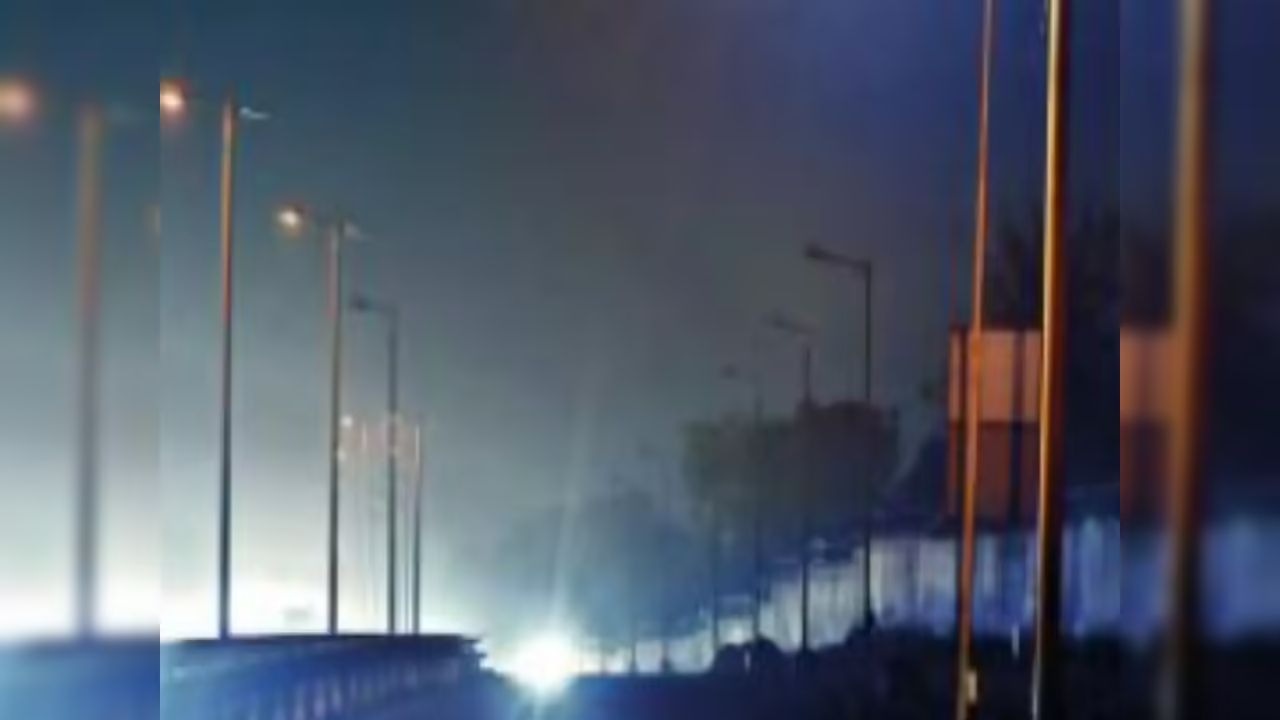 Mumbai-Pune Highway: जुना मुंबई-पुणे महामार्ग अंधारात! देहूरोड ते वडगाव फाट्यावरील बंद पथदिव्यांमुळे अपघाताचा धोका 