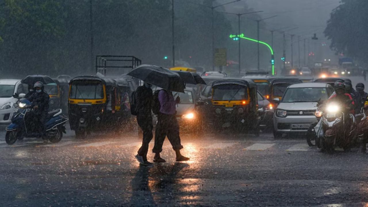 Maharashtra Monsoon Alert: महाराष्ट्रात मुसळधार पावसाचा इशारा; मुंबईसह कोकणात रेड अलर्ट, अनेक ठिकाणी शाळांना सुट्टी