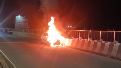 Karad Burning Car: कृष्णा पुलावर मध्यरात्री धावत्या कारने घेतला पेट; चालकाच्या प्रसंगावधानाने अनर्थ टळला