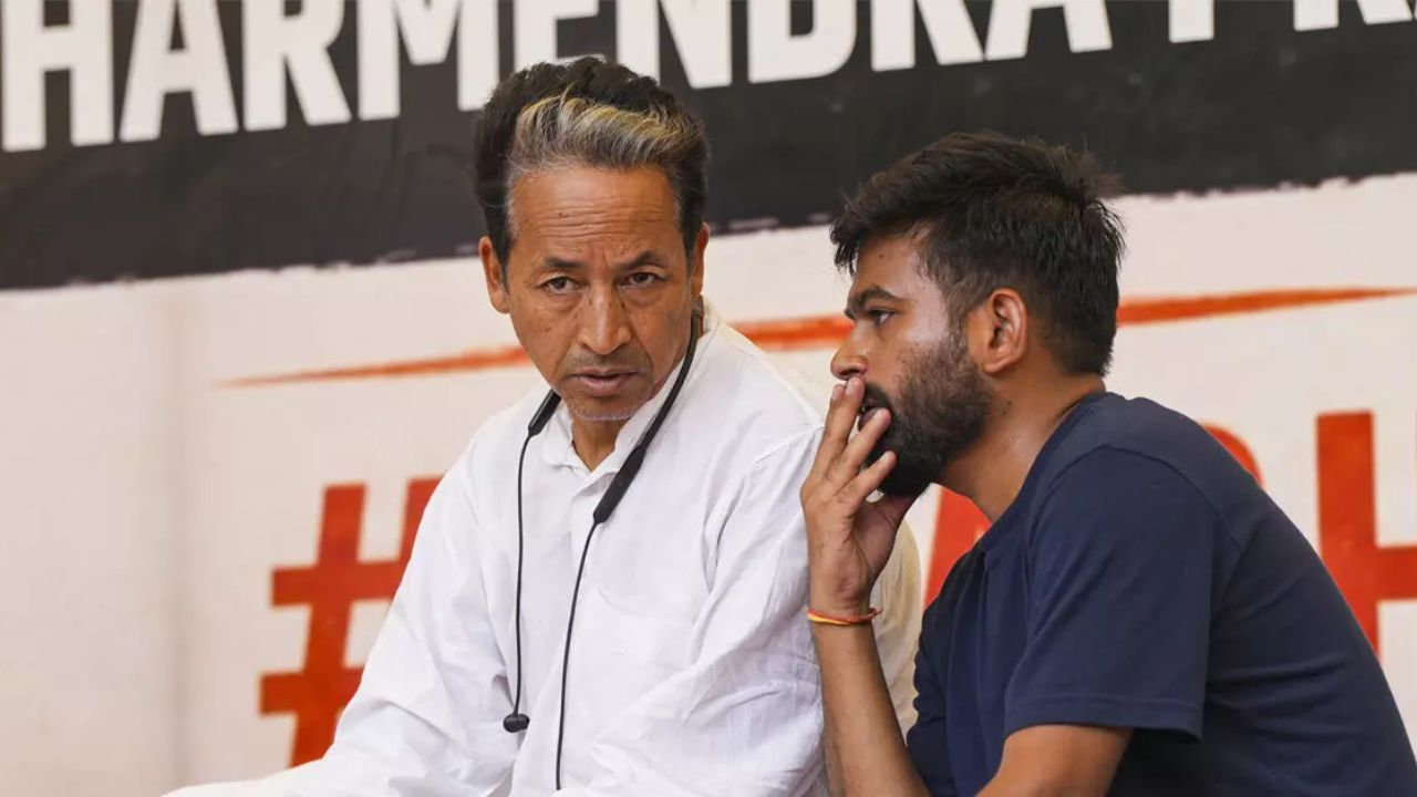 Cockroach Janta Party Protest: कॉकरोच जनता पार्टीचे आंदोनल सिरीयस नाही? टिकाकारांना अभिजीत दिपकेंचं सडेतोड उत्तर