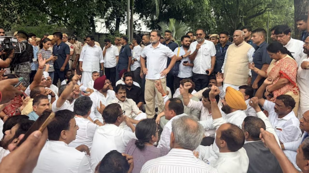 राहुल गांधी, प्रियंका गांधी पोलिसांच्या ताब्यात! पीएम हाऊसबाहेर आंदोलनादरम्यान राडा; जंतर-मंतरवर शरद पवारांची एन्ट्री